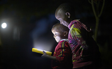 黑暗中的天使，鼎威新能源為肯尼亞帶去光明！